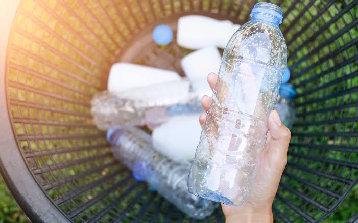 زجاجة المياه البلاستيكية&nbsp;