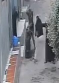 اعتداء شخصين على آخر بالشوم<br>
