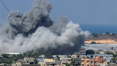 الاحتلال الإسرائيلي يشن غارات كثيفة في محيط مستشفى بخان يونس