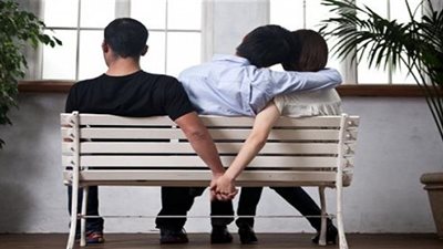 حول العالم.. امرأة تتزوج 10 رجال وأخري وابنتها على علاقة بنفس الرجل 
