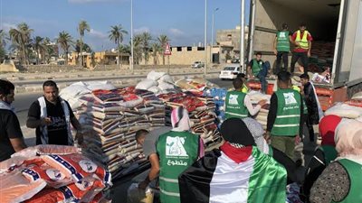 استمرارًا للاعتداءات والانتهاكات.. اللجنه الشعبية تُعلن توقفها عن تأمين مساعدات غزة
