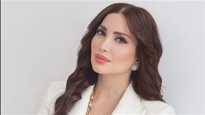 نسرين طافش تتألق بفستان أحمر في غرفة حمراء.. كل سنة وأنا طيبة