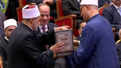فى احتفالية ليلة القدر.. الطيب يهدي السيسي الإصدار الثاني من مجلة الأزهر