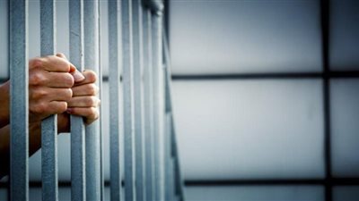 جنايات الجيزة تقضي بالمشدد للمتهمين بسرقة مسن بالإكراه