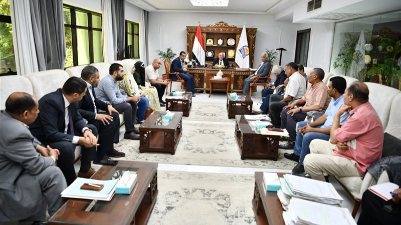 محافظ قنا