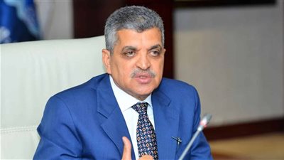 أسامة ربيع: 4 قاطرات وفرق إنقاذ تعاملت مع عطل سفينة 