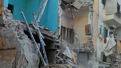 انهيار عقار سكني في حدائق الزيتون والبحث عن عالقين أسفل الانقاض