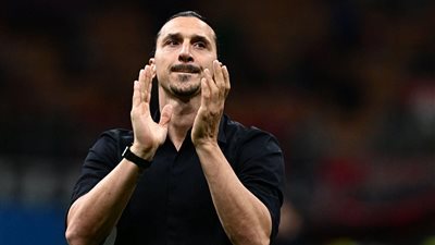 وداعًا لأحد أعظم نجوم الكرة.. إبراهيموفيتش يعلق القميص
