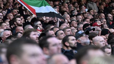 علم فلسطين يزين ملعب 