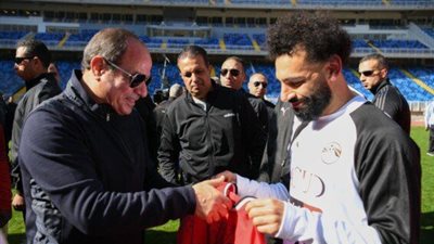 صلاح يُهدي الرئيس السيسي قميص منتخب مصر