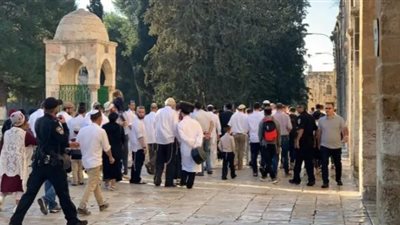 بحماية من شرطة الإحتلال.. مستوطنون يقتحمون المسجد الأقصى
