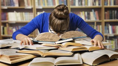 مع اقتراب الامتحانات.. نصائح للآباء في التعامل مع أولادهم