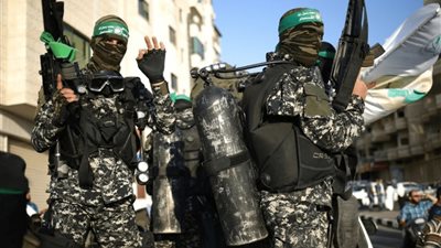 كتائب القسام تُعلن قصف تل أبيب برشقة صواريخ وغلق مطار بن غوريون.. فيديو