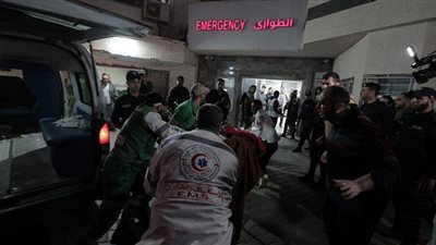 قوات الاحتلال تشن غارات عنيفة وتقصف بوابة مجمع الشفاء الطبي في غزة