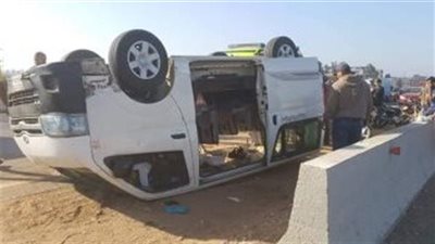 انقلاب سيارة ميكروباص وإصابة 18 شخصًا بالطريق الصحراوي في البحيرة