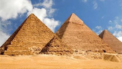 «الحكومة» تنفي غلق منطقة الأهرامات بالجيزة لمدة شهرين