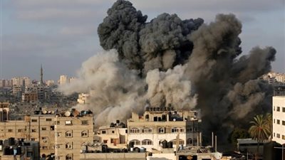 قبل ساعات من سريان الهدنة.. الاحتلال يكثف غاراته على قطاع غزة