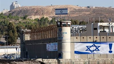 إسرائيل تنقل 39 أسيرا فلسطينيا لسجن عوفر تمهيدا للإفراج عنهم