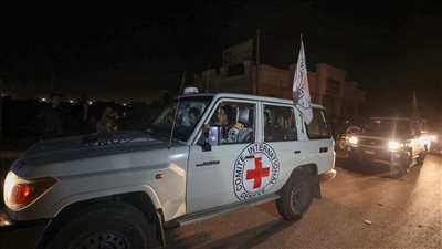 الصليب الأحمر يتسليم الدفعة الرابعة من المحتجزين في غزة