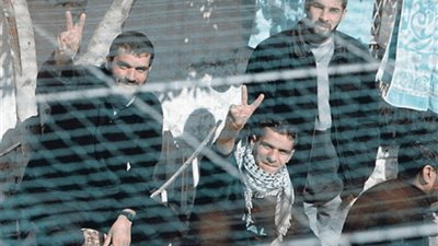 تضارب في الإجراءات التقنية يدفع لتأخير تسليم الأسرى والمحتجزين