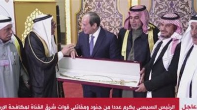 بمناسبة ذكرى انتصار العاشر من رمضان.. هدية تذكارية من شيوخ سيناء للرئيس