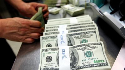 بالتزامن مع هبوط الدولار.. الداخلية تداهم عصابة الاتجار في العملة