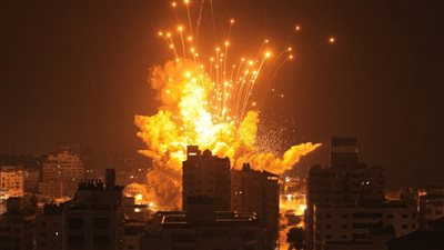الاحتلال الصهيونى يقصف بوابة مستشفى كمال عدوان شمال غزة