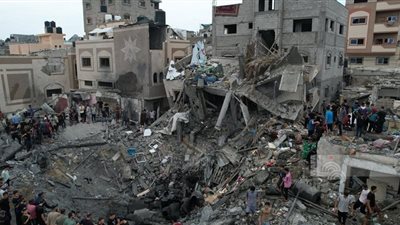 الاحتلال الاسرائيلي يشن هجوماً بمنزلا في دير البلح وسط قطاع غزة