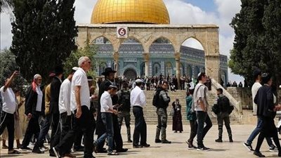 مستوطنون إسرائيليون يقتحمون باحات الأقصى بحماية شرطة الاحتلال
