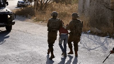 إسرائيل تقتل فلسطينيين في قلقيلية واعتقالات واسعة بالضفة