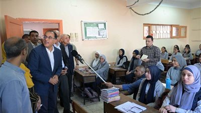 رئيس الوزراء يتابع انتظام العملية التعليمية بـ الأقصر