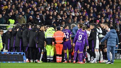 إلغاء مباراة فيورنتينا وإنتر ميلان بالدوري الإيطالي بعد سقوط أحد اللاعبين بالملعب