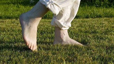 ما الذي يحدث لجسمك عند المشي حافي القدمين؟