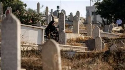 الإفتاء توضح حكم قراءة القرآن والذكر والدعاء عند دفن الميت