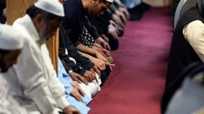 هل الالتفات في الصلاة يبطلها؟.. الإفتاء توضح الحكم الشرعي