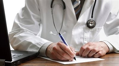 الداخلية تضبط طبيب ادعى إنهاء حياة مرضاه أثناء إجراء العمليات