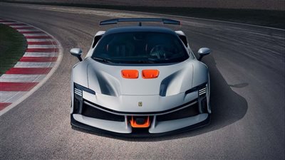 كل ما تحتاج معرفته عن سعر ومواصفات أسرع سيارة فيراري في الإمارات 