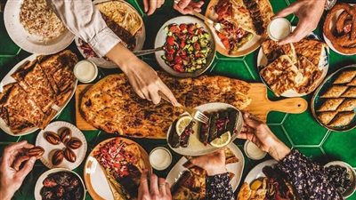 فن ضيافة رمضان.. إتيكيت الدعوة لعزومة الإفطار