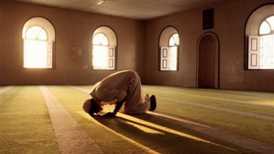 احذر حركة شائعة في الصلاة قد تبطل قيامك وركوعك دون أن تعلم