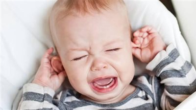 من الأعراض للعلاج.. كل ما تحتاج معرفته عن التهاب الأذن عند الأطفال
