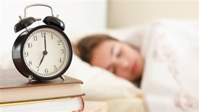 خبير طب نفسي يكشف سلوك شائع نهارًا يهدد صحتك ويسبب أمراضًا مزمنة