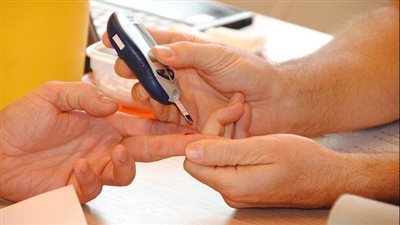انخفاض السكر المفاجئ.. متى يكون عرضيًا ومتى يستدعي القلق؟