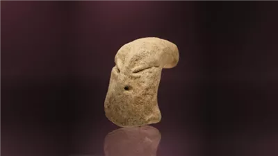 علماء الآثار يكتشفون تمثال صغير يشبه الكائنات الفضائية بالكويت