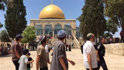 تصعيد جديد بالقدس.. عشرات المستوطنين يقتحمون المسجد الأقصى بحماية شرطة الاحتلال