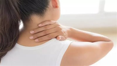 كل ما تحتاج معرفته عن «ضغط الفقرات العنقية».. الأعراض وطرق العلاج