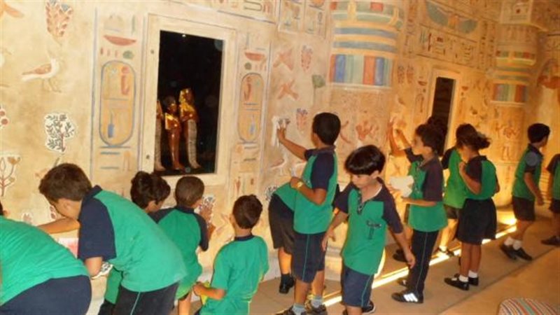 أطفال داخل متحف 