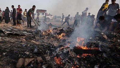 الاحتلال الإسرائيلي يستهدف خيمة للنازحين بمستشفى شهداء الأقصى في دير البلح