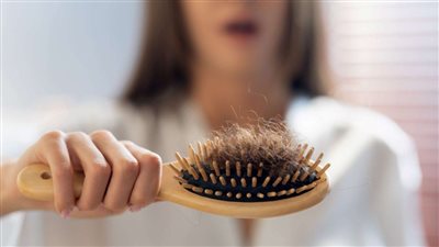 تساقط الشعر وأمراض المناعة الذاتية.. علاقة يجب أن تعرفها 