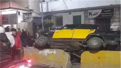 لحظات رعب في شبرا.. حادث سيارة ينتهي بدهس المارة وتنقلب وسط الشارع 