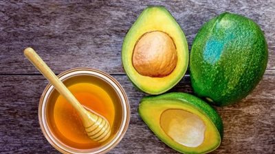 ماسك العسل والأفوكادو لنعومة البشرة.. سر الترطيب الطبيعي والحيوية